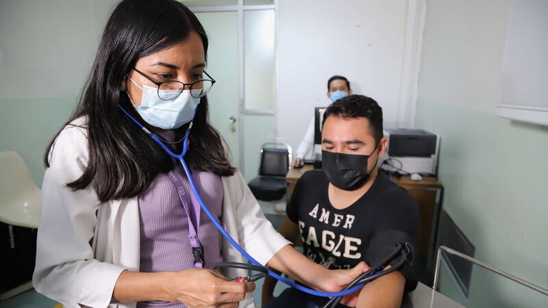 ¿Cómo registrar a un familiar en el IMSS para que reciba servicios médicos?