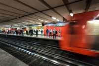 ‘Avanza súper lento’: Usuarios del Metro CDMX reportan espera de 10 minutos para abordar tren