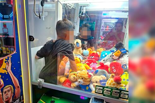 Niño queda atrapado en máquina de peluches... por 30 minutos: ‘Tenía dificultad para respirar’, narran