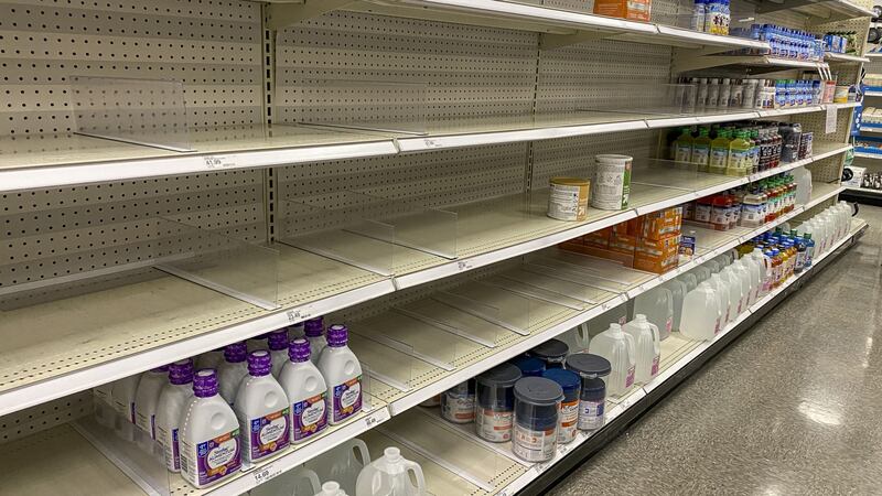 Biden invoca poderes de emergencia para tratar de aliviar la escasez de fórmula láctea