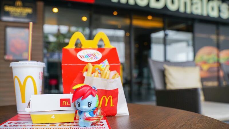 ‘Cajita feliz’ para el ambiente: McDonald’s hará sus juguetes con papel, cartón y material reciclado