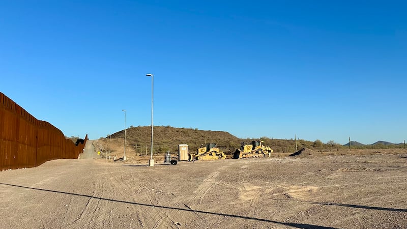 Comienza en Arizona construcción de un muro fronterizo de Trump pese a reclamos de tribu