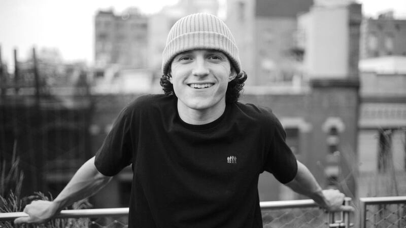 Tom Holland deja redes sociales por salud mental: ‘Me abruman, quedo atrapado, caigo en espiral’