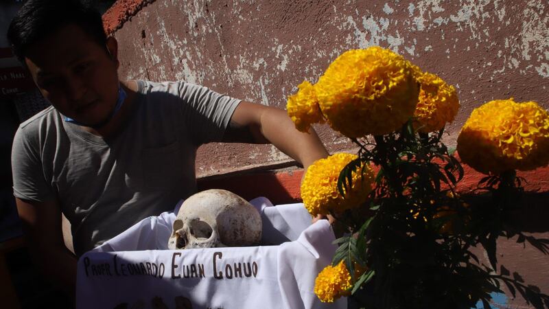 Día de Muertos: ¿Qué es la Limpieza de los Santos Restos y por qué usan los huesos de difuntos?
