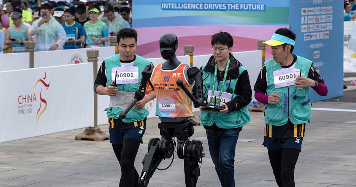 China presenta a los robots ‘runners’: Así fue la primera media maratón ...