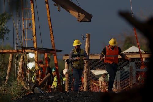‘Hay 3 mineros atrapados’: Rescate en mina Santa Fe se complica; extraen agua para ingresar a zona cero