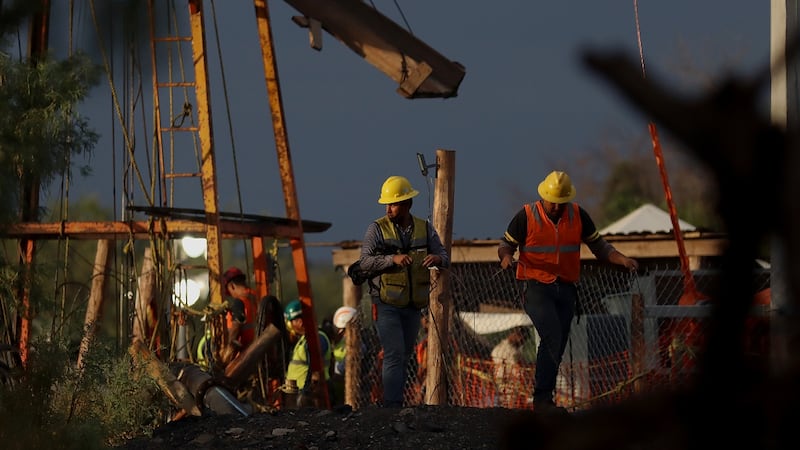 ‘Hay 3 mineros atrapados’: Rescate en mina Santa Fe se complica; extraen agua para ingresar a zona cero