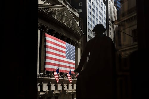 Wall Street ‘tropieza’ por tensiones geopolíticas de Medio Oriente: ¿Cómo cierra HOY?
