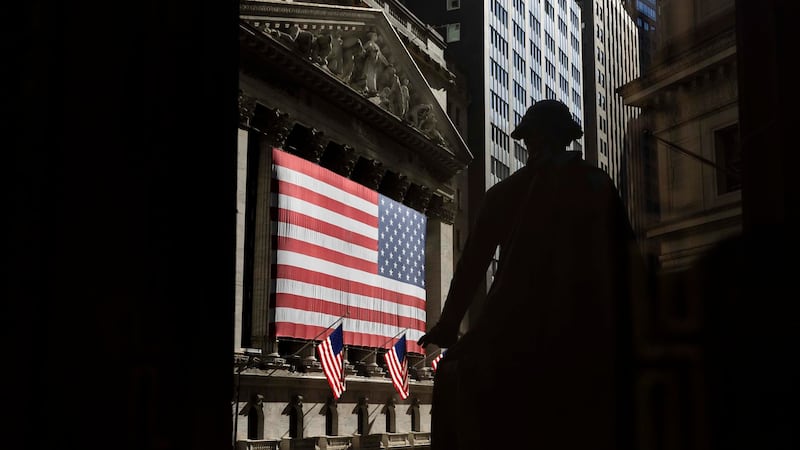 Wall Street ‘tropieza’ por tensiones geopolíticas de Medio Oriente: ¿Cómo cierra HOY?