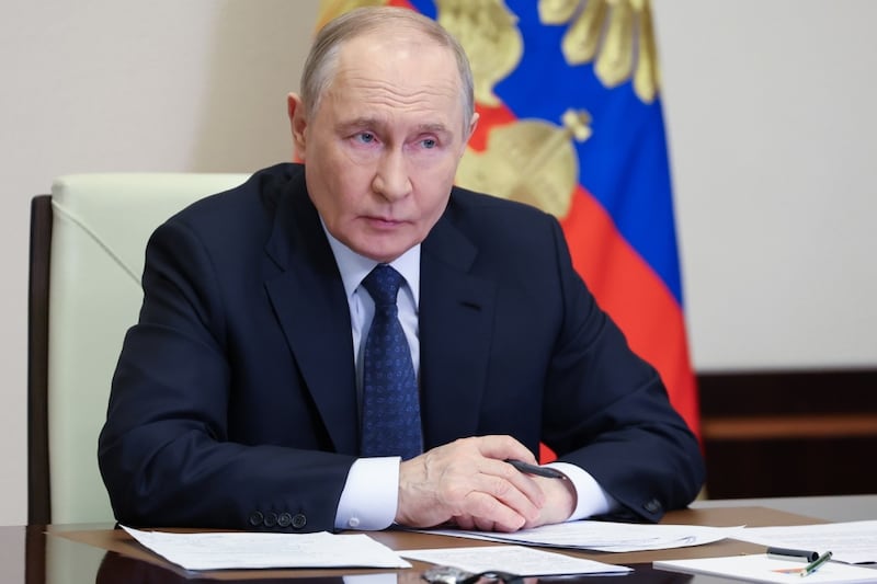 Partido de Vladimir Putin ‘arrasa’ con mayoría constitucional: Logra 355 de 450 escaños en la Cámara Baja