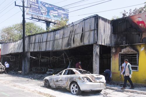 Afectados por incendio de lote de autos seguirán en Cancún pese a ataque