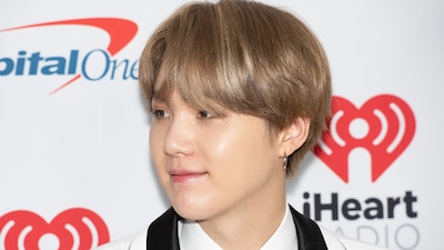 Suga de BTS apareció mientras usaba un conjunto deportivo de No Boxing No Life. (Foto: Shutterstock)