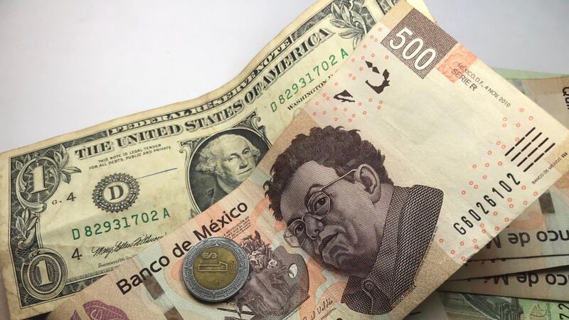 Le cambia la suerte al peso: se ubica arriba de las 20 unidades por dólar al cierre
