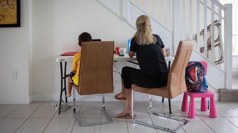 Trabajar en casa desgasta y los trabajadores necesitan el derecho a la desconexión