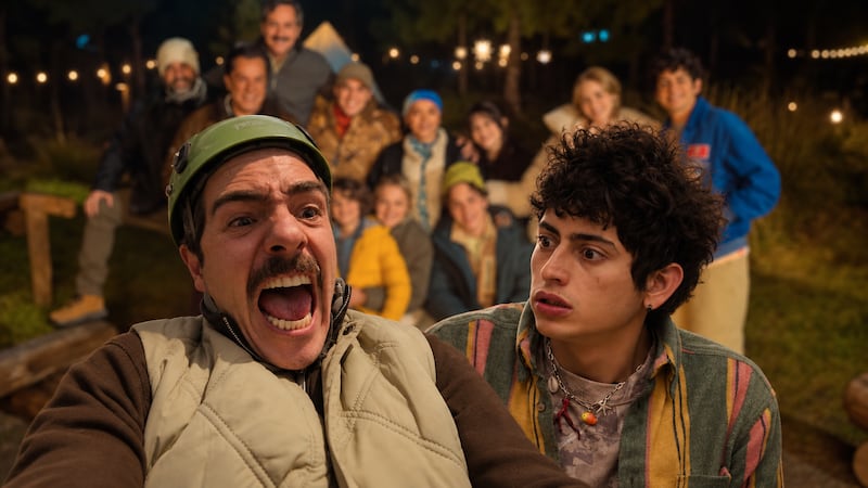 Los padres ‘helicóptero’ llegan al cine: ¿De qué trata ‘Un mal partido’, película de Mauricio Ochmann?