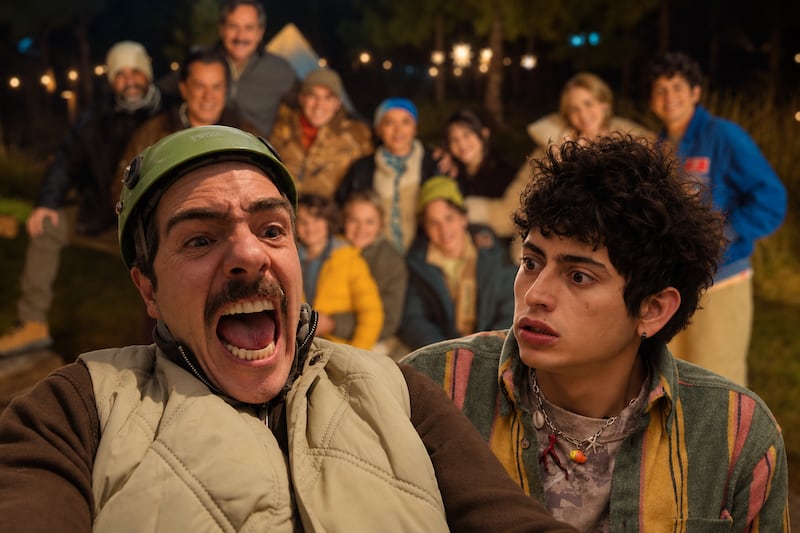 Los padres ‘helicóptero’ llegan al cine: ¿De qué trata ‘Un mal partido’, película de Mauricio Ochmann?