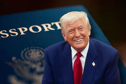 Trump ‘viajará’ contigo: Su imagen llegará a los nuevos pasaportes conmemorativos de EU
