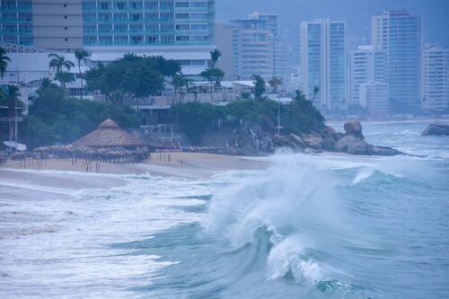 Bajo el agua: Tormenta tropical ‘Dalila’ se junta con onda tropical 3 causarán fuertes lluvias