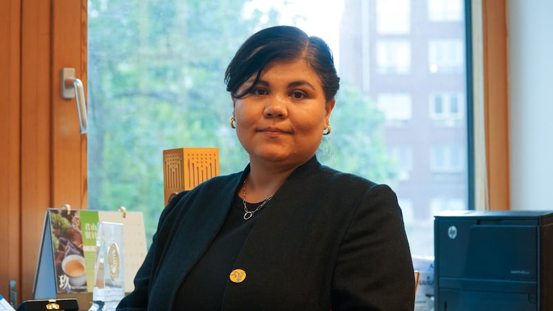 Mujeres afganas no se rinden ante el talibán: La red secreta para educar niñas con celulares y con IA