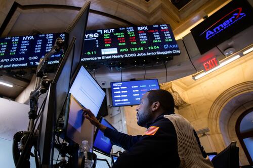 Wall Street abre a la baja mientras esperan datos de la inflación en EU