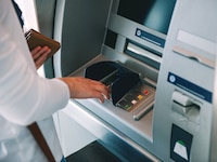 ¿Qué bancos te cobran más comisiones en cajeros por sacar dinero de otra institución?