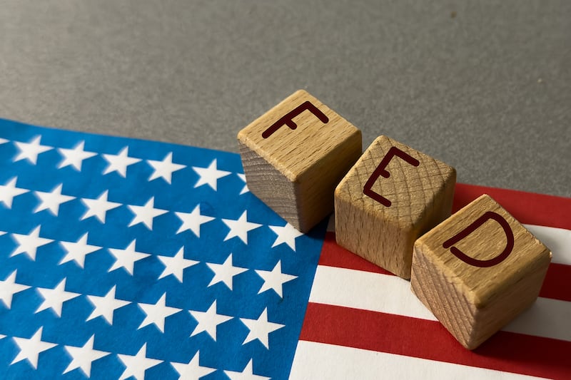 Powell termina su era en la Fed sin recorte a la tasa; funcionarios, divididos por guerra en Medio Oriente