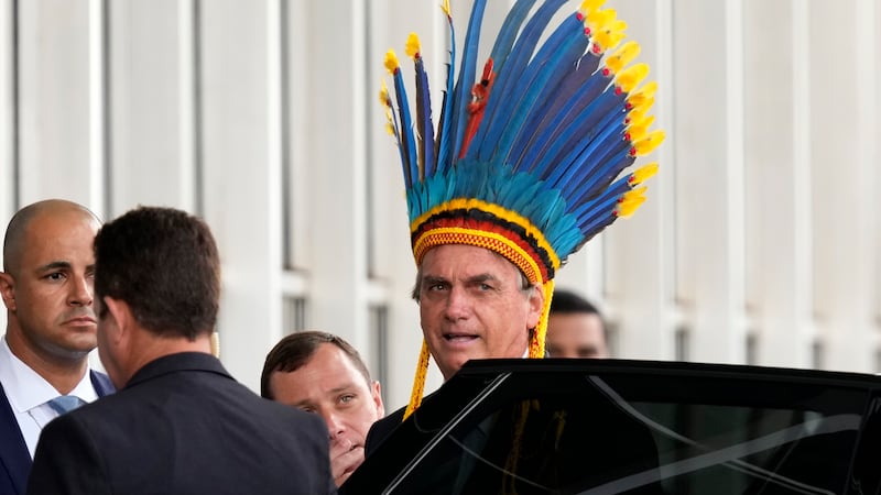 Las medallas de Bolsonaro: No solo ha condecorado a Elon Musk, también a su esposa... y a sí mismo