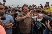 ¿Plan con maña? Bolsonaro aumenta ayuda a pobres antes de elecciones contra Lula