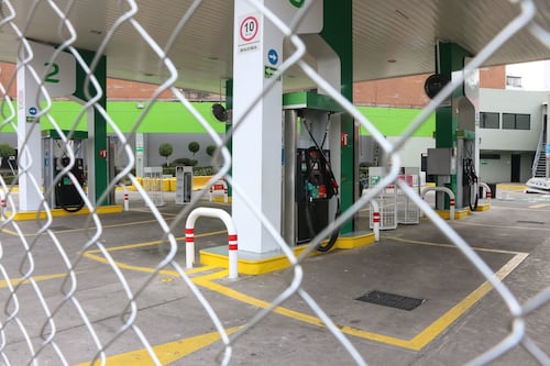 CRE ‘pone pausa’ a entrega de 400 mdd en permisos al sector gasolinero