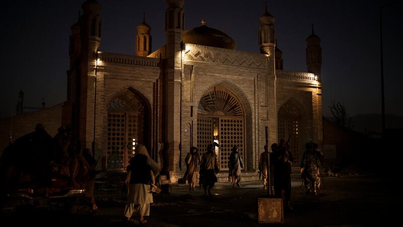 Bomba en mezquita en Kabul deja 5 muertos