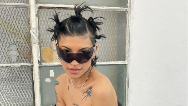 ¿Quién es Cazzu, la rapera que acompañó de la mano a Christian Nodal en Guatemala?