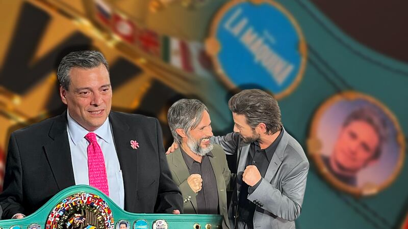 Mauricio Sulaimán, presidente del CMB, da cinturón de boxeo a Gael García y Diego Luna por ‘La Máquina’