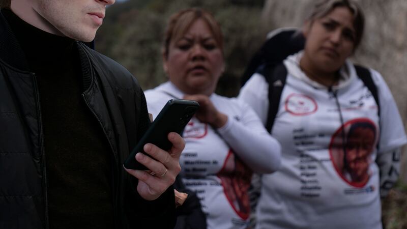 ¿Por qué las familias buscadoras ven posible espionaje con la CURP biométrica y Centro de Inteligencia?