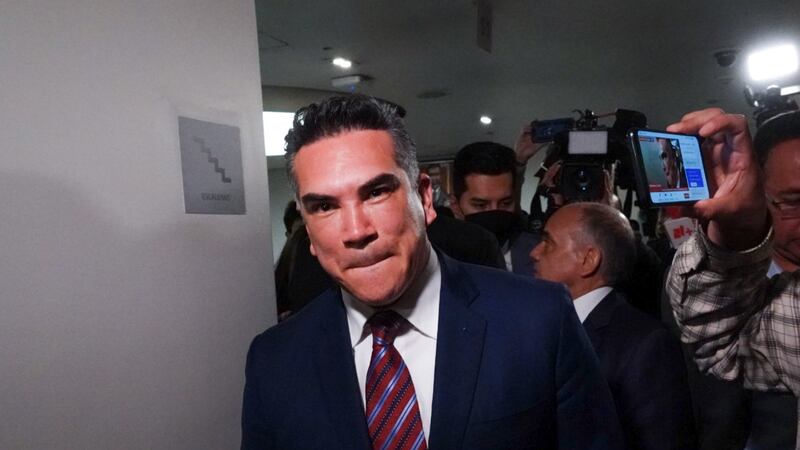 ‘Alito’ Moreno aclara situación con Beatriz Paredes: ‘No le pedí declinar’ por Xóchitl Gálvez