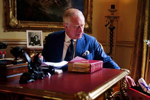 Buckingham difunde imagen de Carlos III en su nueva labor; es señal de continuidad monárquica