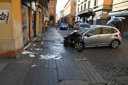 Temor en Italia: automovilista embiste a peatones en Módena y deja cuatro personas en estado crítico