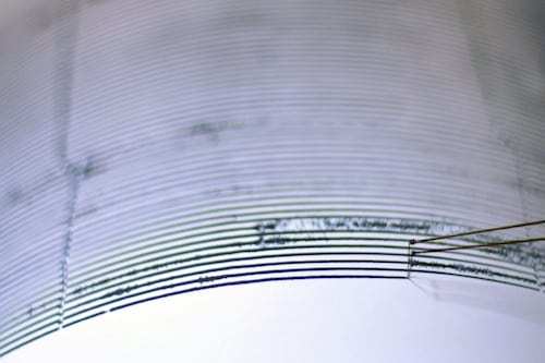 Terremoto de 7.6 ‘estremece’ a Japón; activan alerta por tsunami y urgen a evacuar a 13 mil personas