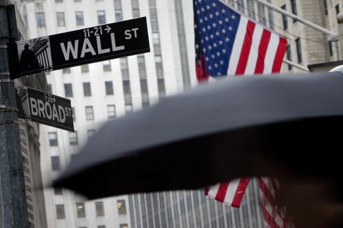 Previsiones económicas y guerra comercial EU-China 'meten el pie' a mercados accionarios