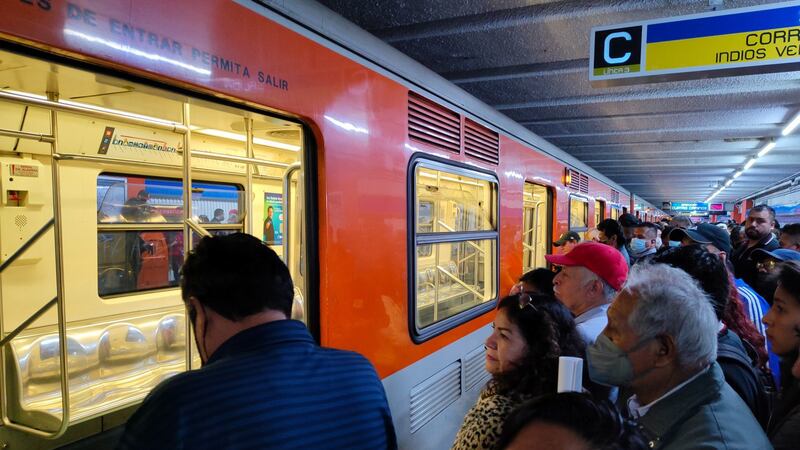 Metro CDMX: Reportan trenes detenidos en dirección Cuatro Caminos de Línea 2