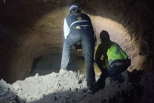 Rescatan con vida a uno de los 4 mineros atrapados tras 100 horas de trabajo; es trasladado a Mazatlán