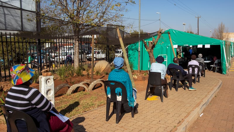 Sudáfrica reimpone medidas de encierro ante una 'tercera ola' de COVID-19