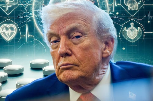 Trump da el ‘viejazo’: Toma más aspirinas, no oye e ignora a médicos porque ‘confía en sus genes’