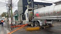 Pipa se estrella contra panadería La Esperanza en Iztapalapa; de ‘milagro’ no hay lesionados