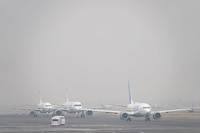 Hacienda propone alzas en derechos a trenes privados y aviación: Boletos de avión subirían precios