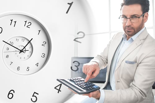 ¿Te quedaste hasta tarde? Así se calcula el pago de las horas extra en México, según Profedet