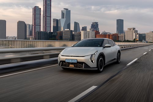 Kia EV4 a prueba: 630 km de autonomía y el diseño que divide opiniones.
