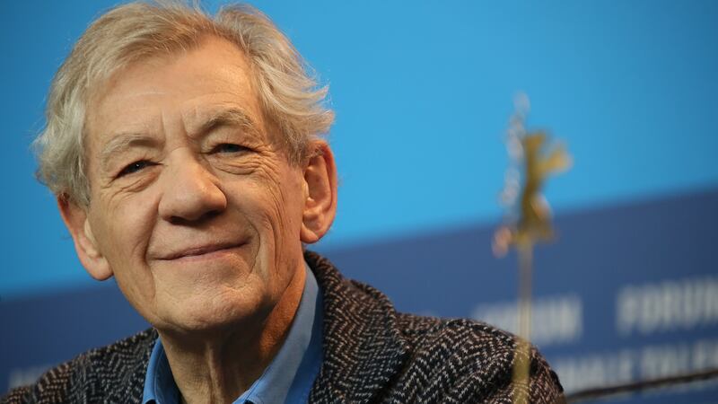 Hospitalizan a Ian McKellen: Actor de ‘El Señor de los Anillos’ cayó del escenario, ‘gritaba ayúdenme’