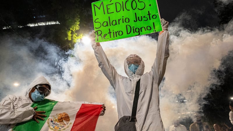 Trabajadores del IMSS exigen aumento del 10% y destituir a líder sindical: ‘Amenazó con no dar contratos’