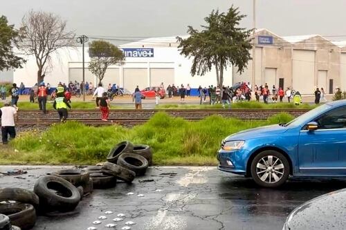 Un hombre balea a dos manifestantes durante una protesta en Toluca, Edomex