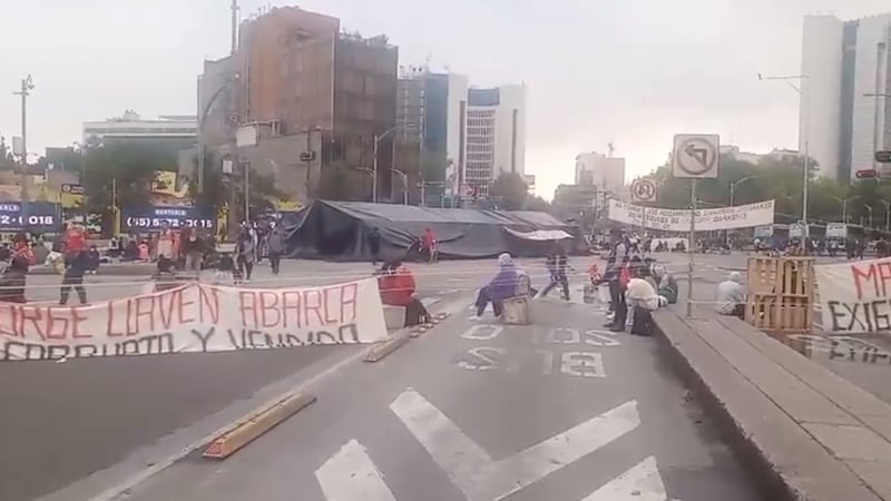 Normalistas bloquean Insurgentes y Reforma en CDMX: ¿Qué estaciones del Metrobús son afectadas HOY?